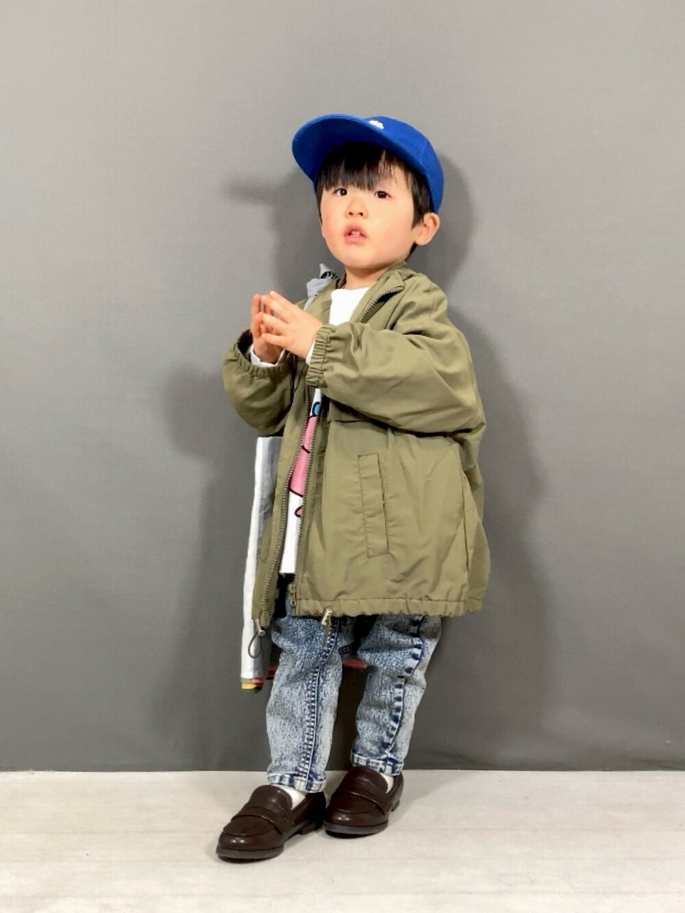 グリーン系のジャケット/アウター、ピンク系のTシャツ/カットソー、その他のデニムパンツを着用したキッズの春コーディネートの4枚目の写真