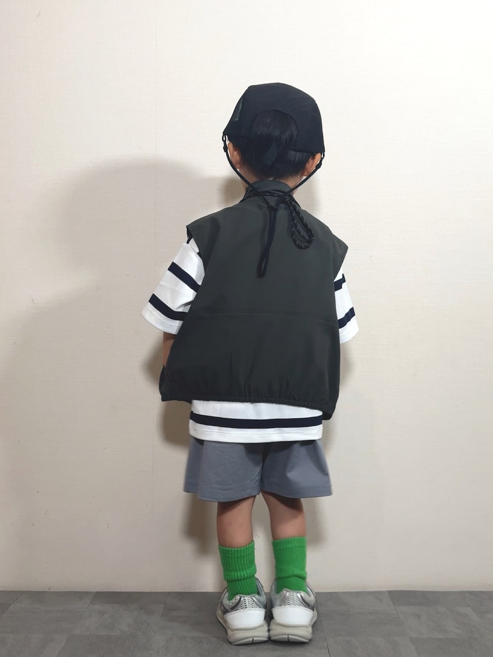 「レイヤードスタイル、スポーツミックス、プチプラ、Tシャツ、ハーフパンツ、ベスト、めがね、スニーカー、キャップ、ショルダーバッグ、ストリート、きれいめカジュアル、夏コーデ、アウトドアスタイル、フェススタイル」｜「green label relaxingのジップベスト / キッズ  110cm-130cm - UVカット -（ベスト、グレー系）」を使った、YU⭐︎さん（キッズ・100cm）の夏コーディネートの4枚目の写真
