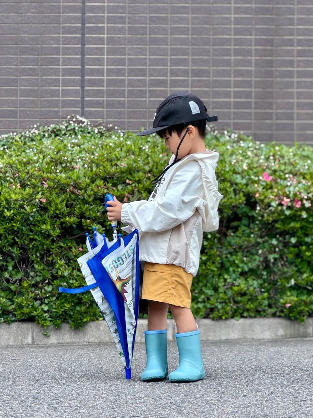 「やっぱり帽子が好き、スポーツミックス、雨の日コーデ、白Tシャツ、レインブーツ、ハーフパンツ、レイヤードスタイル、キャップ、淡色コーデ、プチプラ」｜「UNIQLOのアイテム（ジャケット/アウター、ホワイト系）」を使った、YU⭐︎さん（キッズ・100cm）の夏コーディネートの2枚目の写真