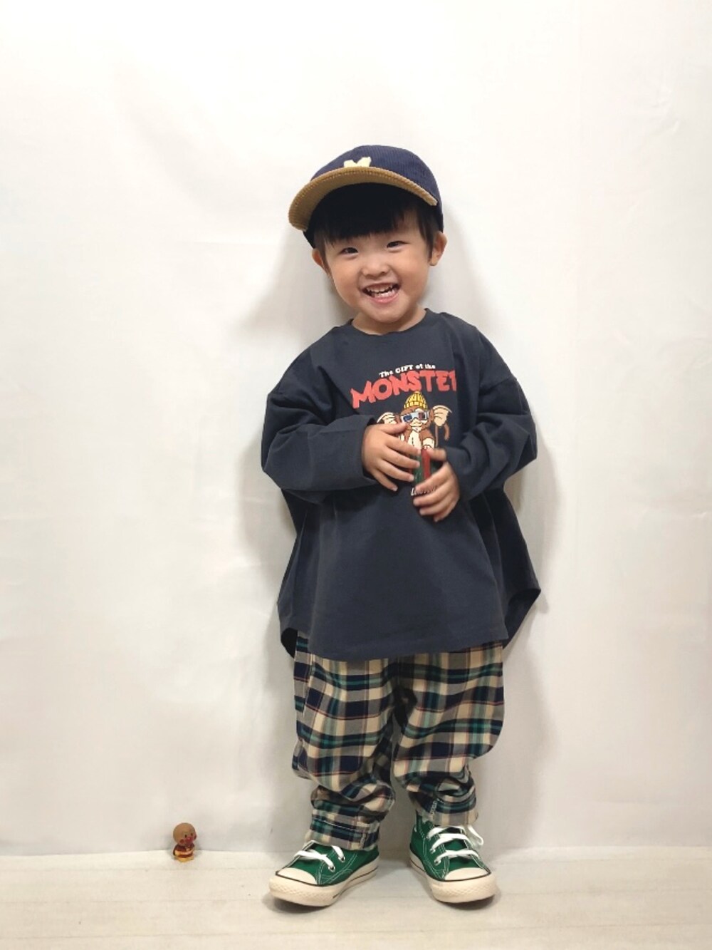 グレー系のトップス、ブルー系のその他パンツ、グリーン系のスニーカーを着用したキッズの秋コーディネートの4枚目の写真