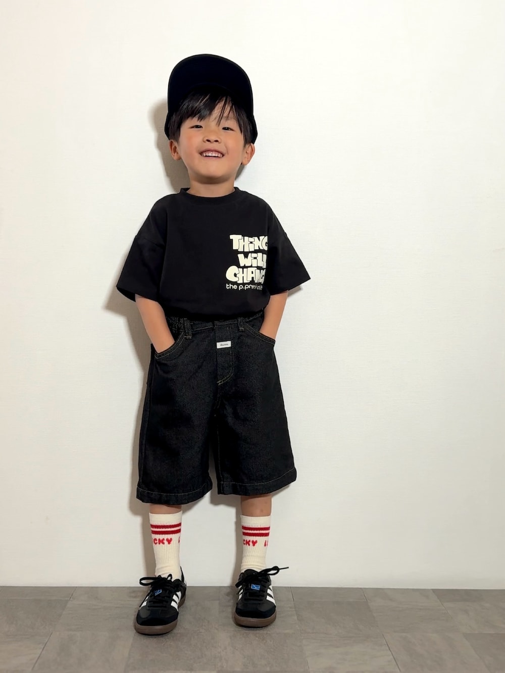 ブラック系のスニーカー、ブラック系のTシャツ/カットソー、ブラック系のデニムパンツを着用したキッズの夏コーディネートの3枚目の写真