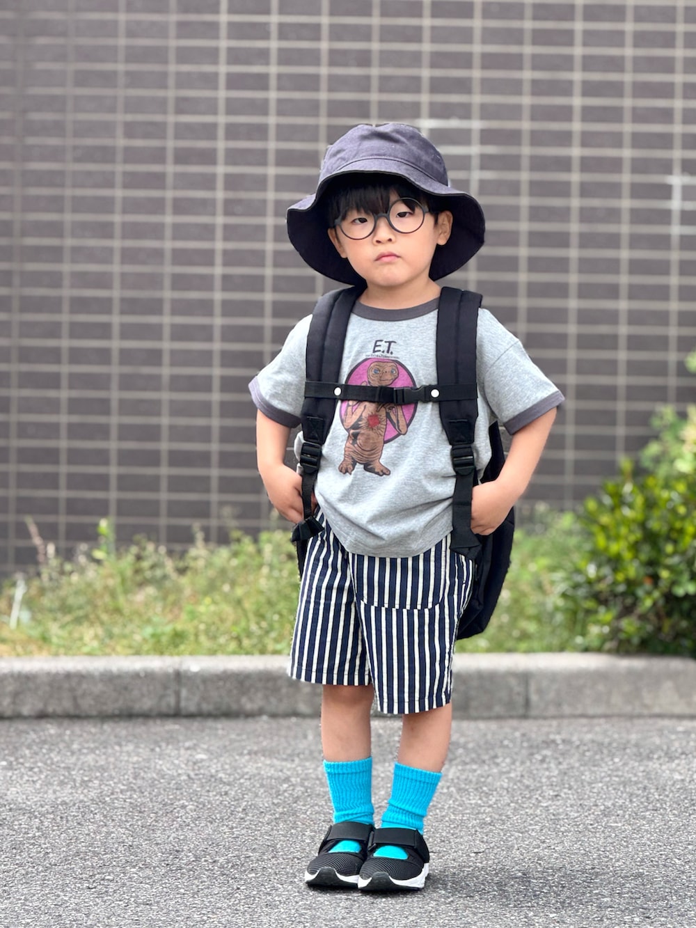 「スポーツミックス、Tシャツ、ハーフパンツ、サンダル、めがね、バケットハット、ストリート、お出かけコーデ、休日スタイル、モノトーン、きれいめカジュアル、プチプラ、テーマパークコーデ」|「MARKEY'Sの【E.T.】別注プリントTシャツ(Tシャツ/カットソー、グレー系)」を使った、YU⭐︎さん(キッズ・100cm)の夏コーディネートの4枚目の写真