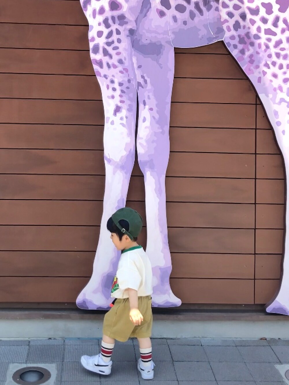 グリーン系のTシャツ/カットソー、イエロー系のその他パンツ、ホワイト系のスニーカーを着用したキッズの春コーディネートの5枚目の写真