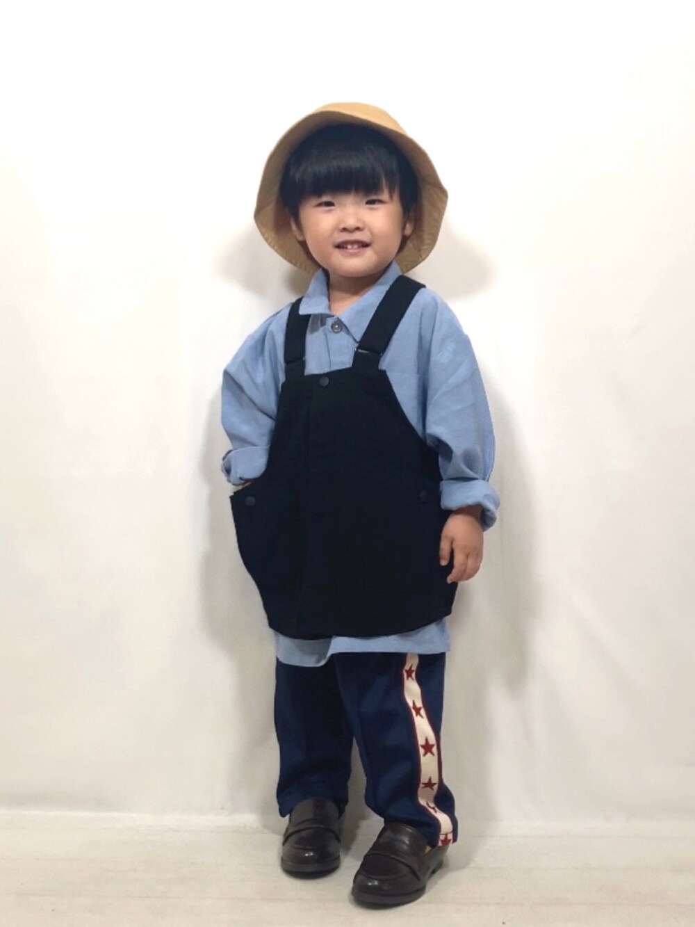 ブラック系のベスト、ブルー系のシャツ/ブラウス、ブルー系のその他パンツを着用したキッズの秋コーディネートの2枚目の写真