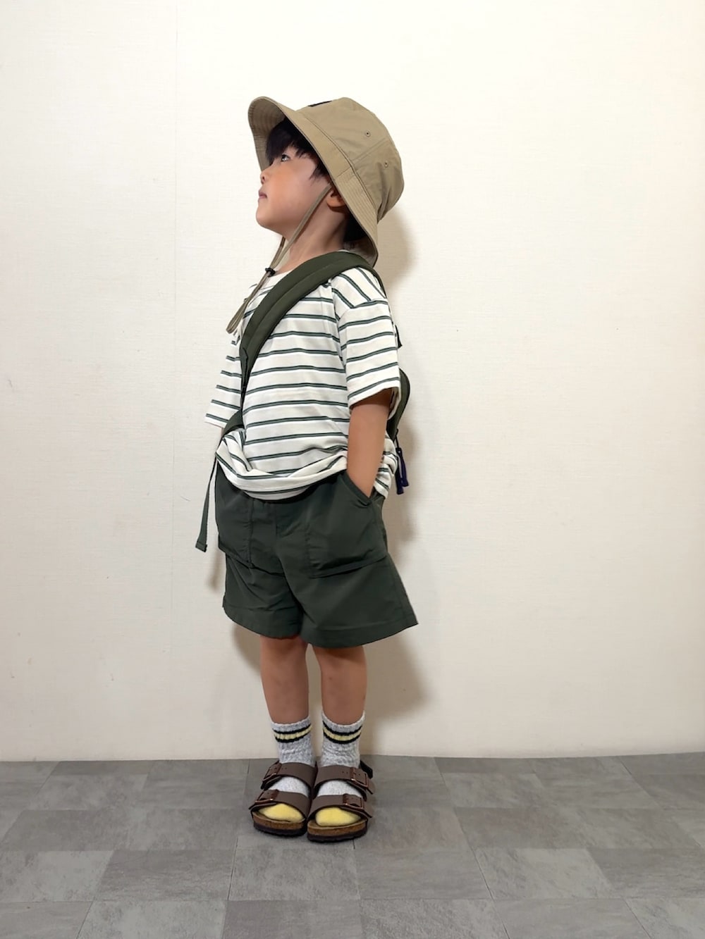 ベージュ系のトップス、イエロー系のパンツ、グリーン系のボディバッグ/ウエストポーチを着用したキッズの夏コーディネートの4枚目の写真