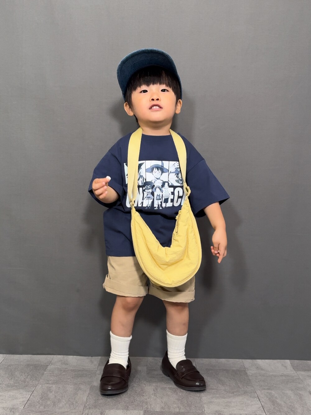 「アツいコーデ全部見せ、夏コーデ、プチプラ、スポーツミックス、ローファー、ロゴT、ショートパンツ、ハーフパンツ、シンプル、キャップ、お出かけコーデ、ショルダーバッグ、きれいめカジュアル」｜「UNIQLOのアイテム（Tシャツ/カットソー、ブルー系）」を使った、YU⭐︎さん（キッズ・90cm）の夏コーディネートの2枚目の写真