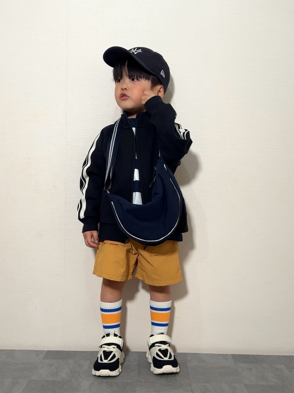 「ショルダーバッグ、ハーフパンツ、ボーダー、トラックジャケット、スポーツミックス、キャップ、スニーカー、春コーデ、休日スタイル、お出かけコーデ、デートコーデ、春アウター、春色、ジャケット、アウトドアスタイル」｜「UNIQLOのアイテム（ジャケット/アウター、ブラック系）」を使った、YU⭐︎さん（キッズ・100cm）の春コーディネートの4枚目の写真