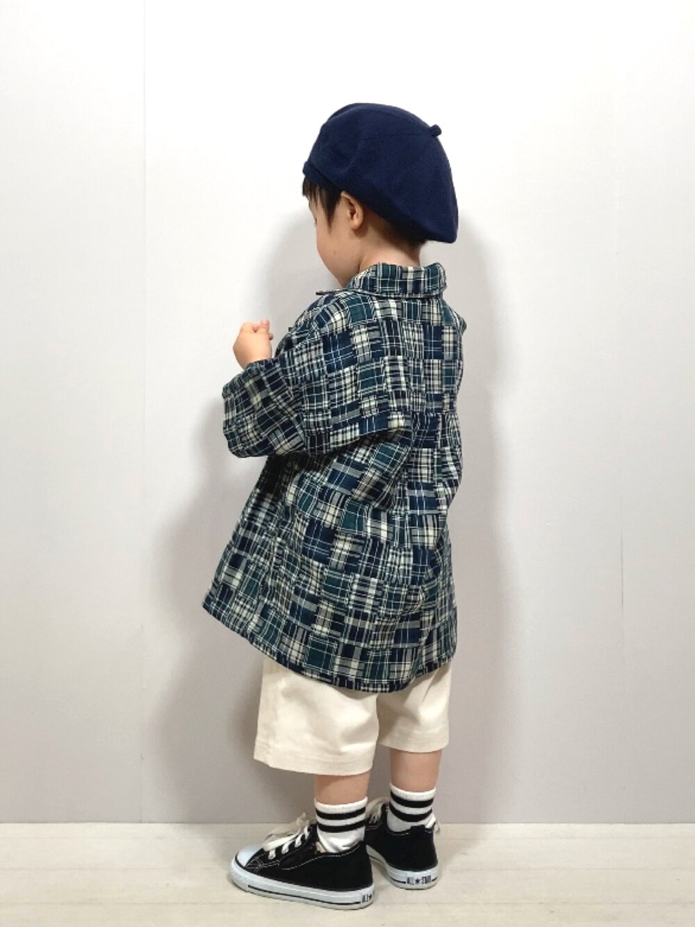 「このスタイルがお気に入り、白パンツ、スニーカー、休日スタイル、夏だ！Tシャツ着よう！、夏コーデ、お出かけコーデ、ビッグシルエット、シャツスタイル、レイヤードスタイル、チェック、韓国子供服、ハーフパンツ、プチプラ、柄シャツ」｜「Birthdayのアイテム（シャツ/ブラウス、ブルー系）」を使った、YU⭐︎さん（キッズ・90cm）の夏コーディネートの5枚目の写真