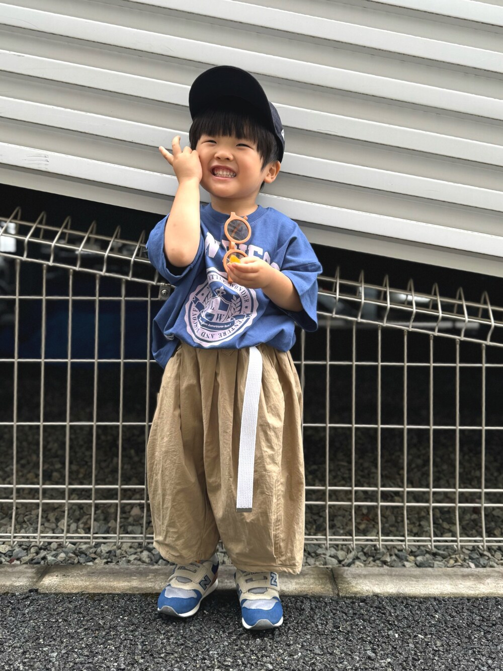 「さらっと晴れやかスナップ、夏コーデ、プチプラ、夏だ！Tシャツ着よう！、ロゴT、お出かけコーデ、ストリート、淡色コーデ、サングラス、雨の日コーデ、キャップ、スニーカー、フェスコーデ、スポーツミックス」｜「Ampersandのpremierタックボリューム半端丈パンツ（その他パンツ、ベージュ系）」を使った、YU⭐︎さん（キッズ・90cm）の夏コーディネートの5枚目の写真
