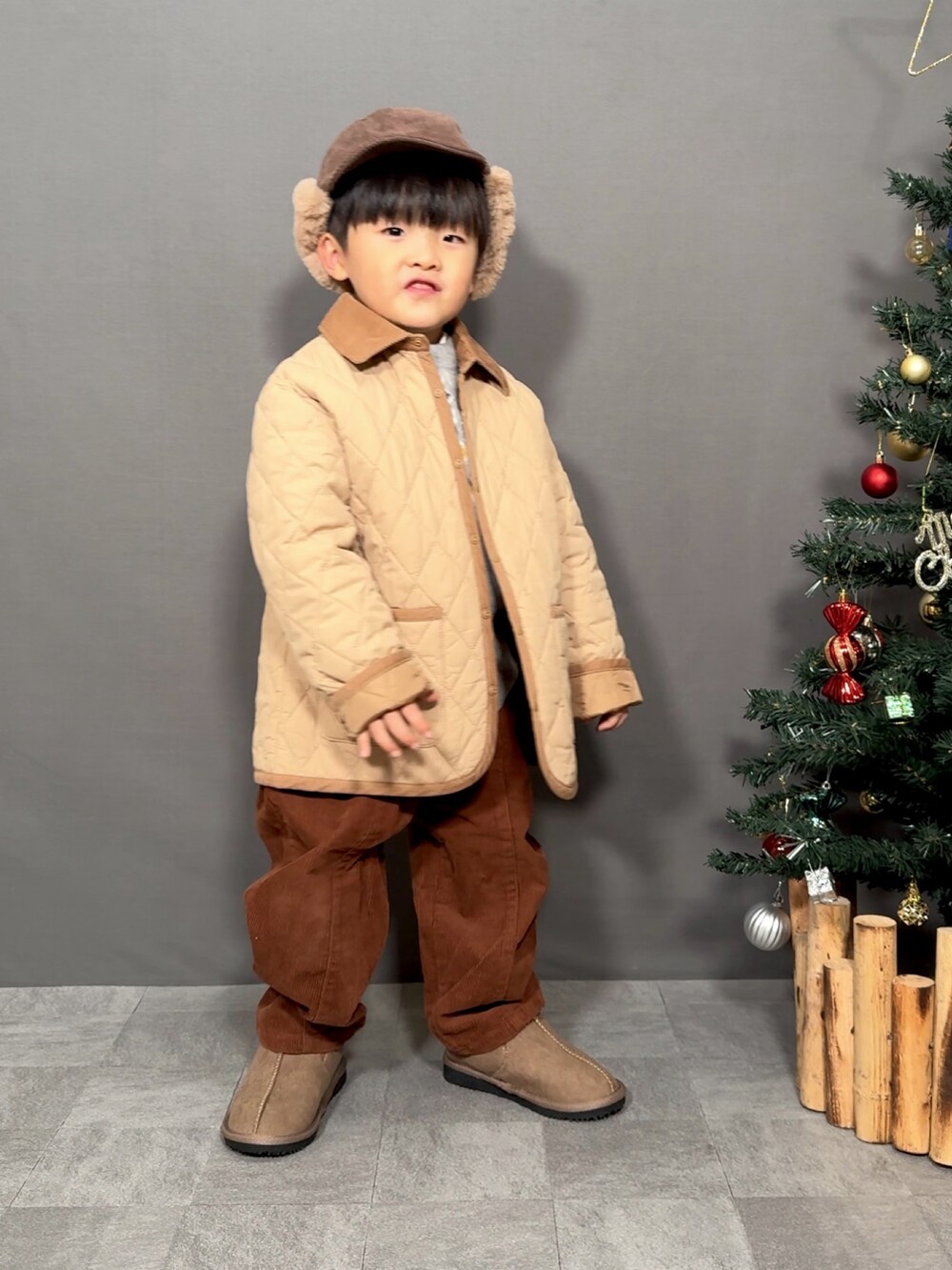 「クリスマスに着たい服、マイベストコーデ2024、冬コーデ、キルティング、冬アウター、コーデュロイ、ブラウン、ムートンブーツ、休日スタイル、お出かけコーデ、ニット、タートルネック、レイヤードスタイル、きれいめカジュアル、フライトキャップ」｜「UNIQLOのアイテム（ジャケット/アウター、ベージュ系）」を使った、YU⭐︎さん（キッズ・90cm）の冬コーディネートの3枚目の写真