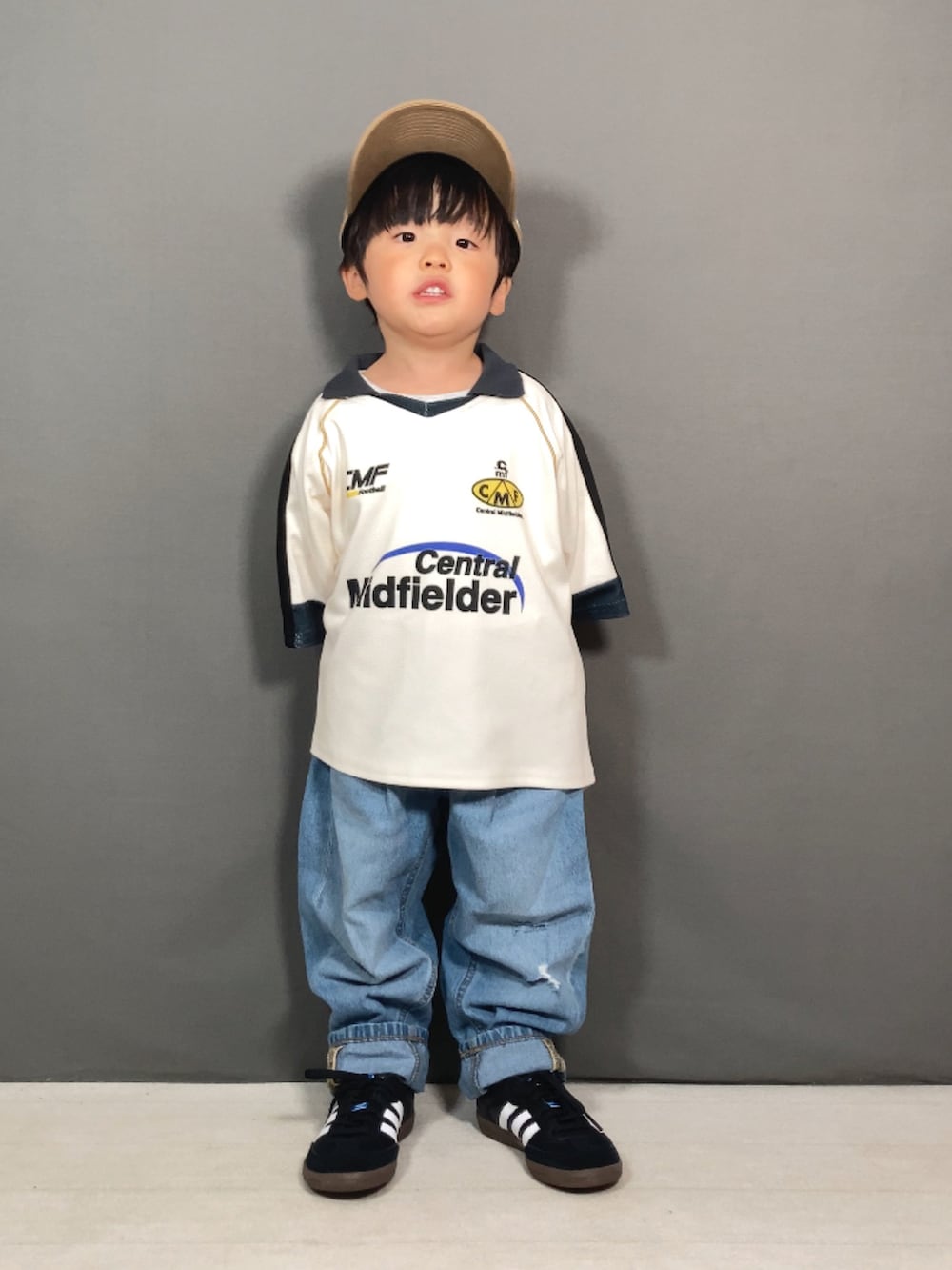 ホワイト系のTシャツ/カットソー、ブルー系のデニムパンツ、ブラック系のスニーカーを着用したキッズの春コーディネートの2枚目の写真