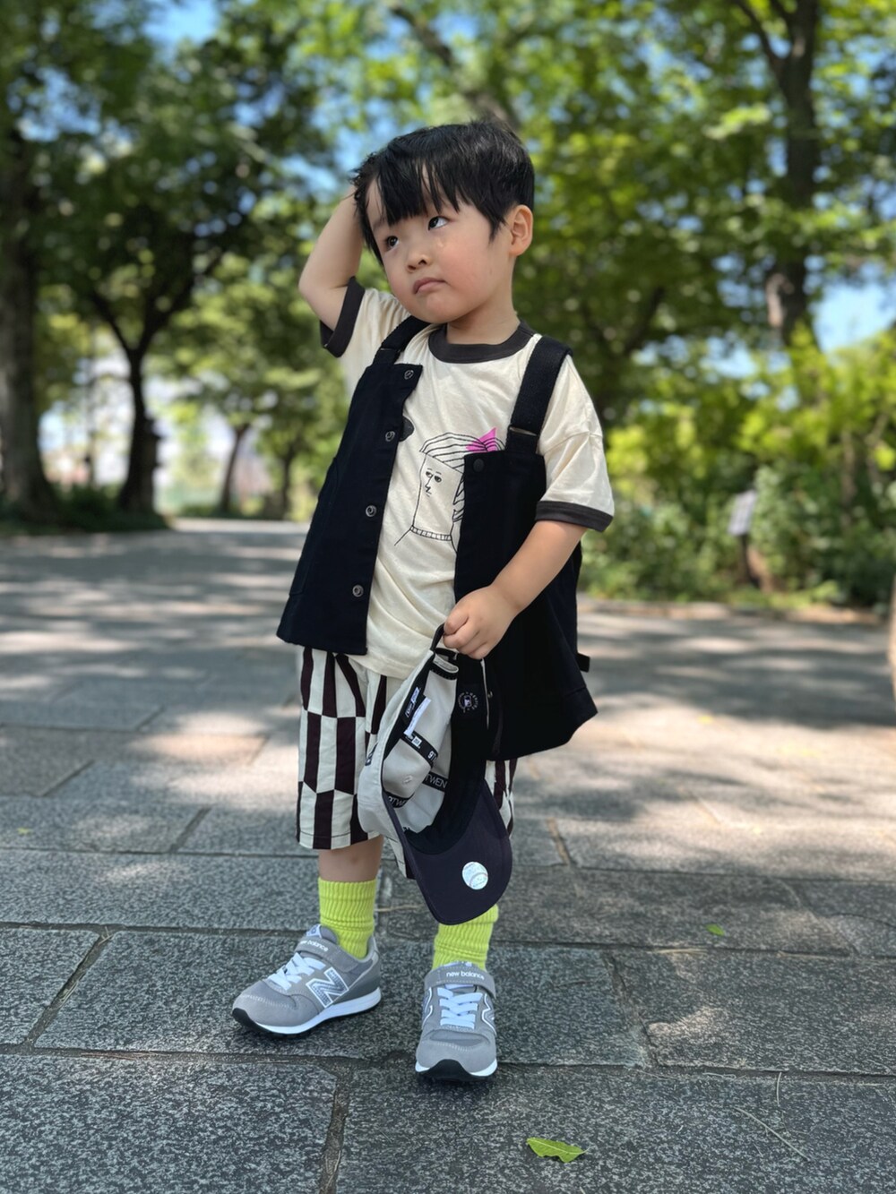 ブラック系のベスト、ホワイト系のTシャツ/カットソー、グレー系のその他パンツを着用したキッズの夏コーディネートの4枚目の写真