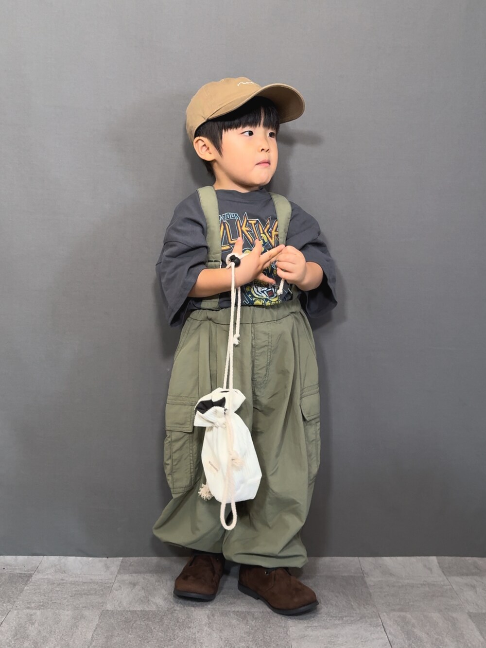 「スポーツミックス、休日スタイル、きれいめカジュアル、夏コーデ、カーゴパンツ、サロペット、ブーツ、キャップ、ショルダーバッグ、レイヤードスタイル、ロゴT、アツいコーデ全部見せ」｜「Life Support ProductsのロックプリントワイドTシャツ（80～150cm）（Tシャツ/カットソー、グレー系）」を使った、YU⭐︎さん（キッズ・90cm）の夏コーディネートの5枚目の写真