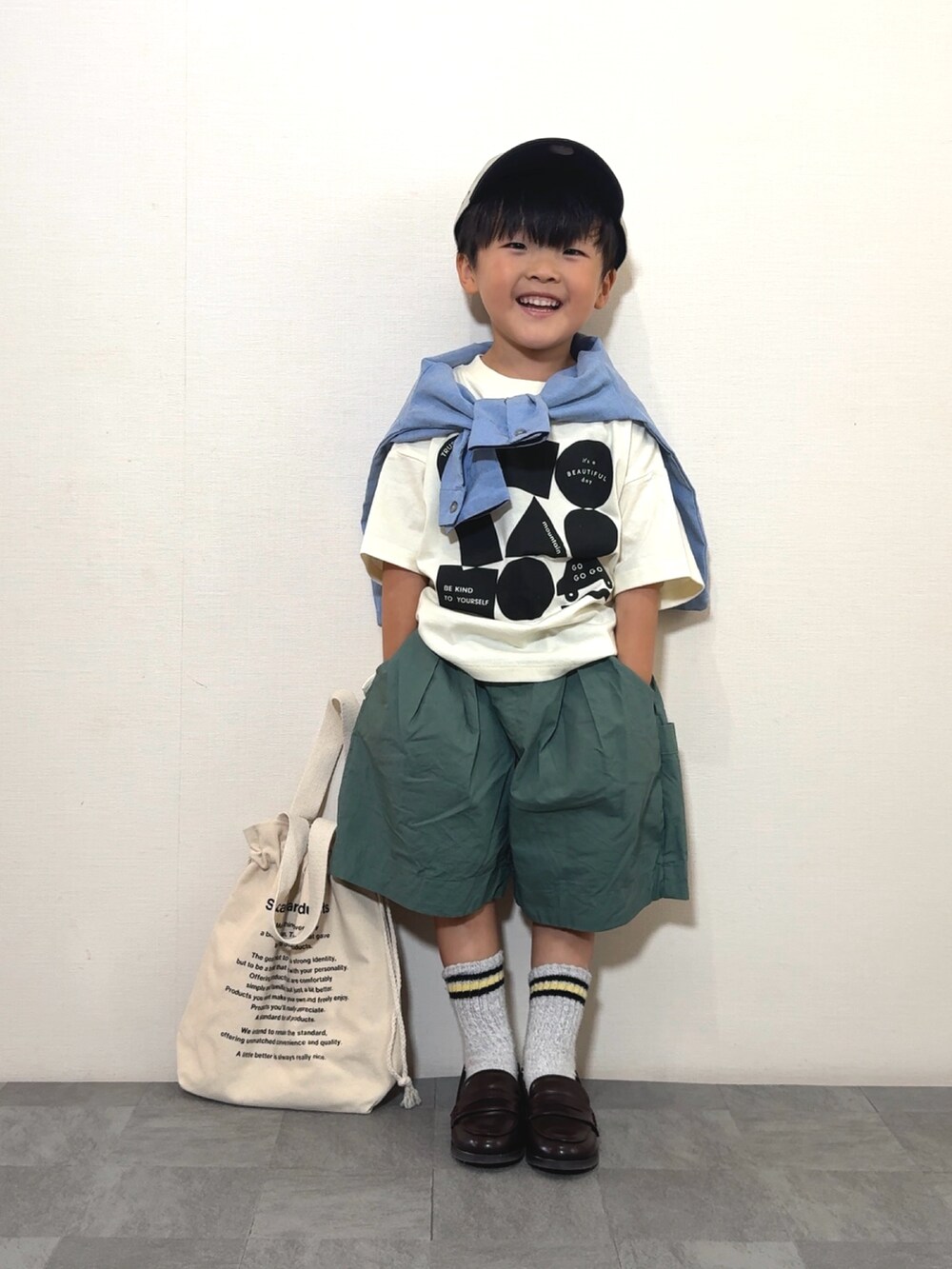 ブラック系のTシャツ/カットソー、グリーン系のその他パンツ、ブルー系のシャツ/ブラウスを着用したキッズの夏コーディネートの2枚目の写真