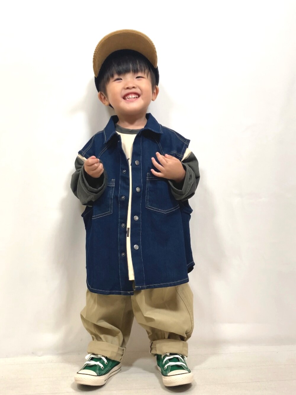 ブルー系のベスト、ベージュ系のTシャツ/カットソー、ベージュ系のその他パンツを着用したキッズの秋コーディネートの3枚目の写真