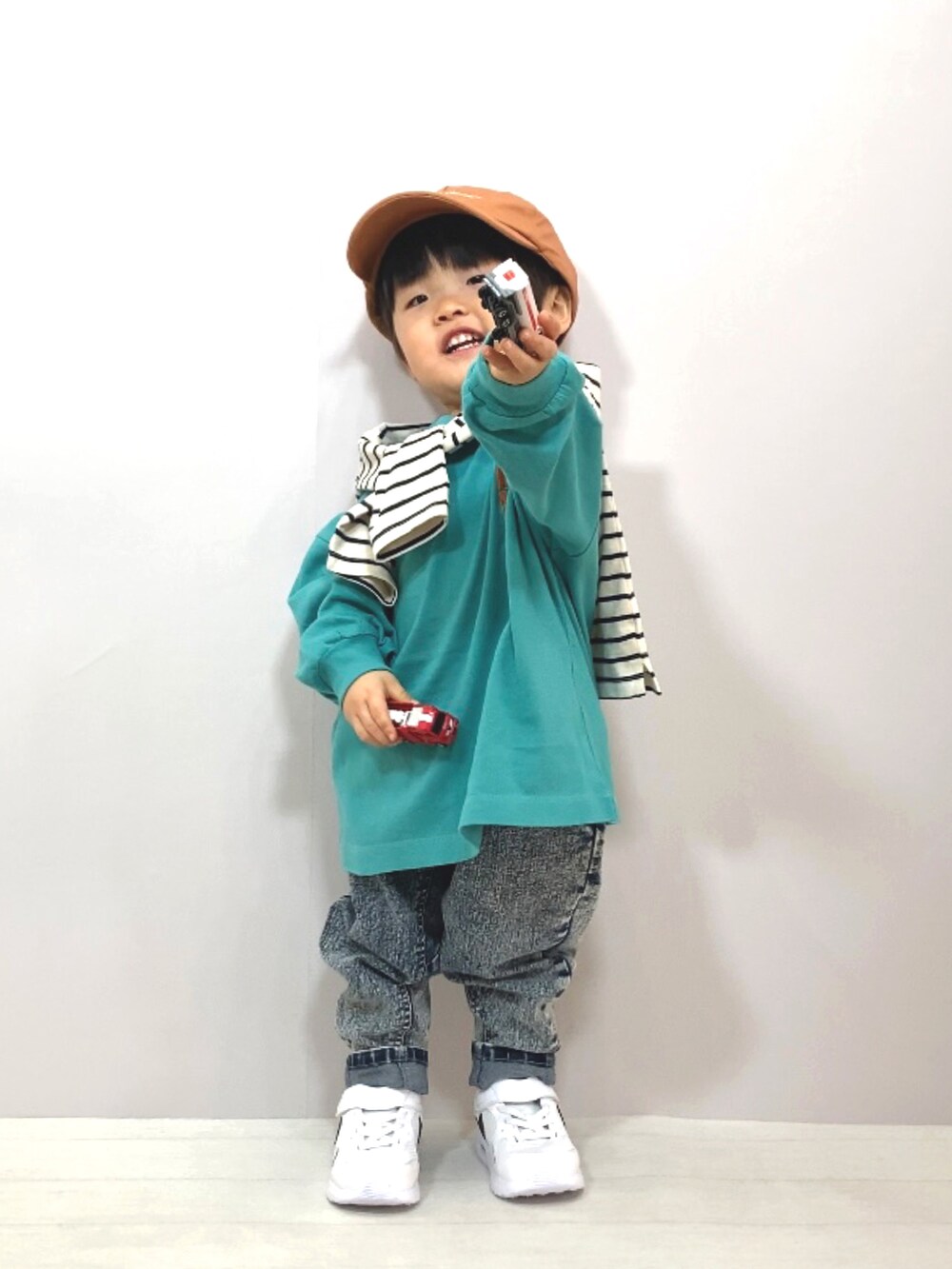 グリーン系のTシャツ/カットソー、ホワイト系のTシャツ/カットソー、その他のデニムパンツを着用したキッズの冬コーディネートの3枚目の写真