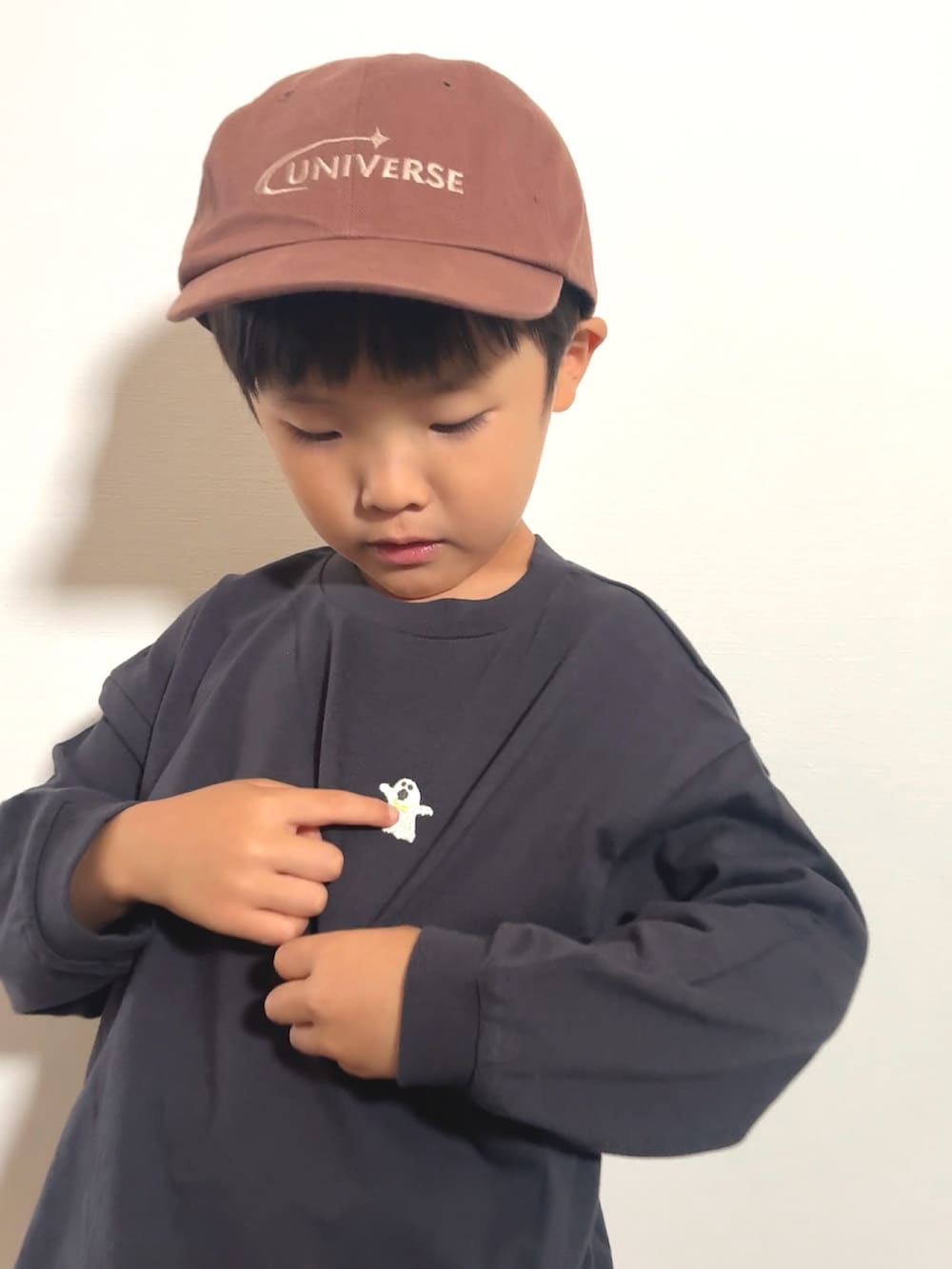 レッド系のその他パンツ、グレー系のTシャツ/カットソー、ベージュ系のモカシン/デッキシューズを着用したキッズの夏コーディネートの4枚目の写真