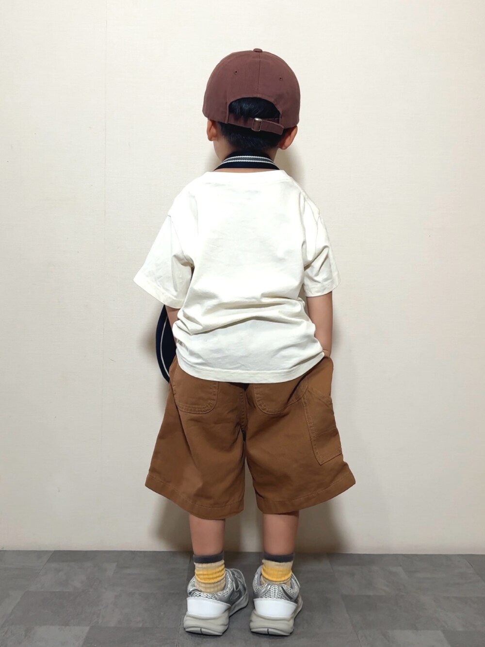 シルバー系のスニーカー、ホワイト系のTシャツ/カットソー、ブラウン系のパンツを着用したキッズの夏コーディネートの4枚目の写真