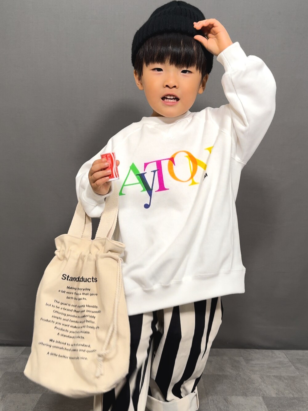 ホワイト系のスウェット、その他のその他パンツ、ブラック系のスニーカーを着用したキッズの秋コーディネートの5枚目の写真