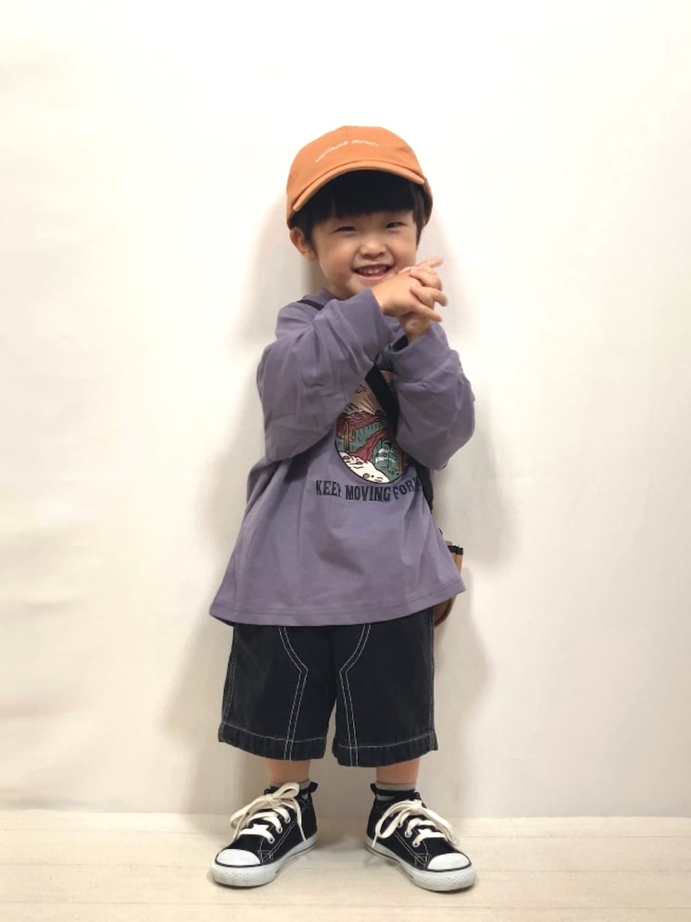 パープル系のTシャツ/カットソー、ブラック系のその他パンツ、イエロー系のショルダーバッグを着用したキッズの秋コーディネートの3枚目の写真