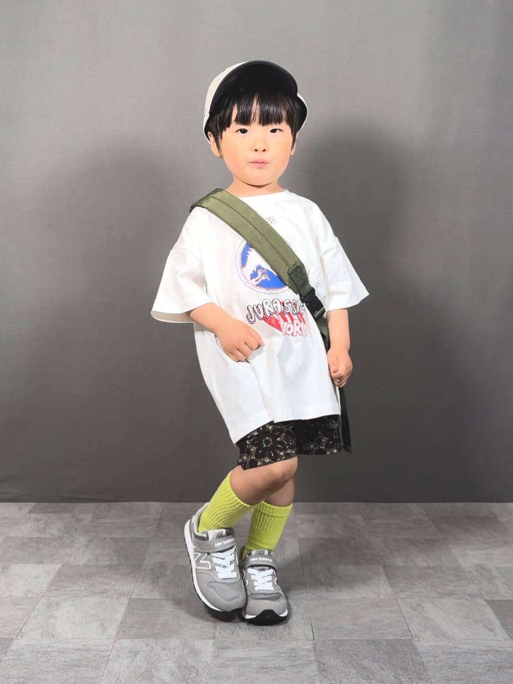 ホワイト系のTシャツ/カットソー、ブラック系のその他パンツ、グリーン系のボディバッグ/ウエストポーチを着用したキッズの春コーディネートの5枚目の写真