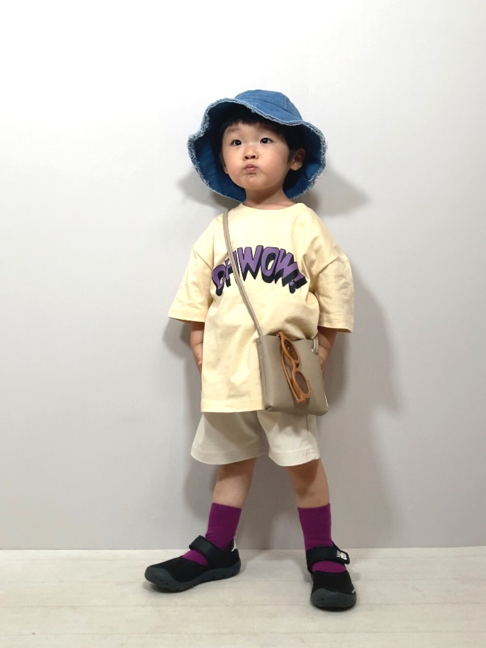 ベージュ系のTシャツ/カットソー、ホワイト系のその他パンツ、ベージュ系のショルダーバッグを着用したキッズの夏コーディネートの4枚目の写真