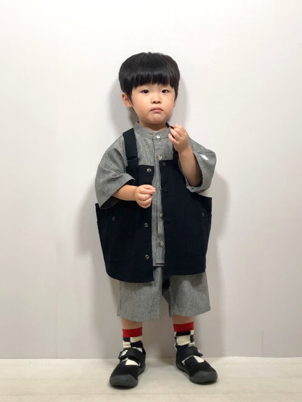 ブラック系のベスト、グレー系のシャツ/ブラウス、グレー系のパンツを着用したキッズの夏コーディネートの4枚目の写真