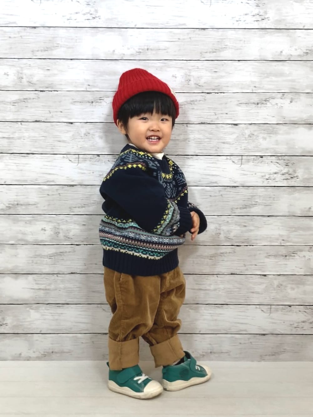 ブルー系のニット/セーター、ホワイト系のTシャツ/カットソー、イエロー系のその他パンツを着用したキッズの秋コーディネートの2枚目の写真