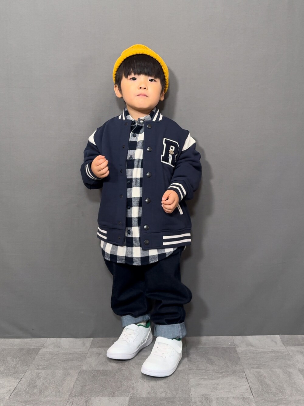 「チェック、ストリート、秋服準備はじめました、スニーカー、ニット帽、デニム、プチプラ、シャツスタイル、レイヤードスタイル、秋コーデ、お出かけコーデ、休日スタイル、スタジャン、ジャケットスタイル、ブルゾン」｜「UNIQLOのアイテム（スタジャン、ブルー系）」を使った、YU⭐︎さん（キッズ・90cm）の秋コーディネートの3枚目の写真