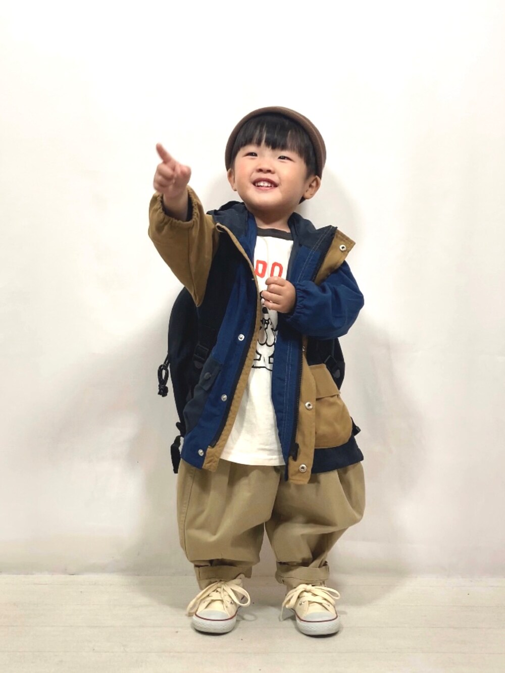 その他のダウンジャケット/コート、グレー系のTシャツ/カットソー、ベージュ系のその他パンツを着用したキッズの秋コーディネートの2枚目の写真