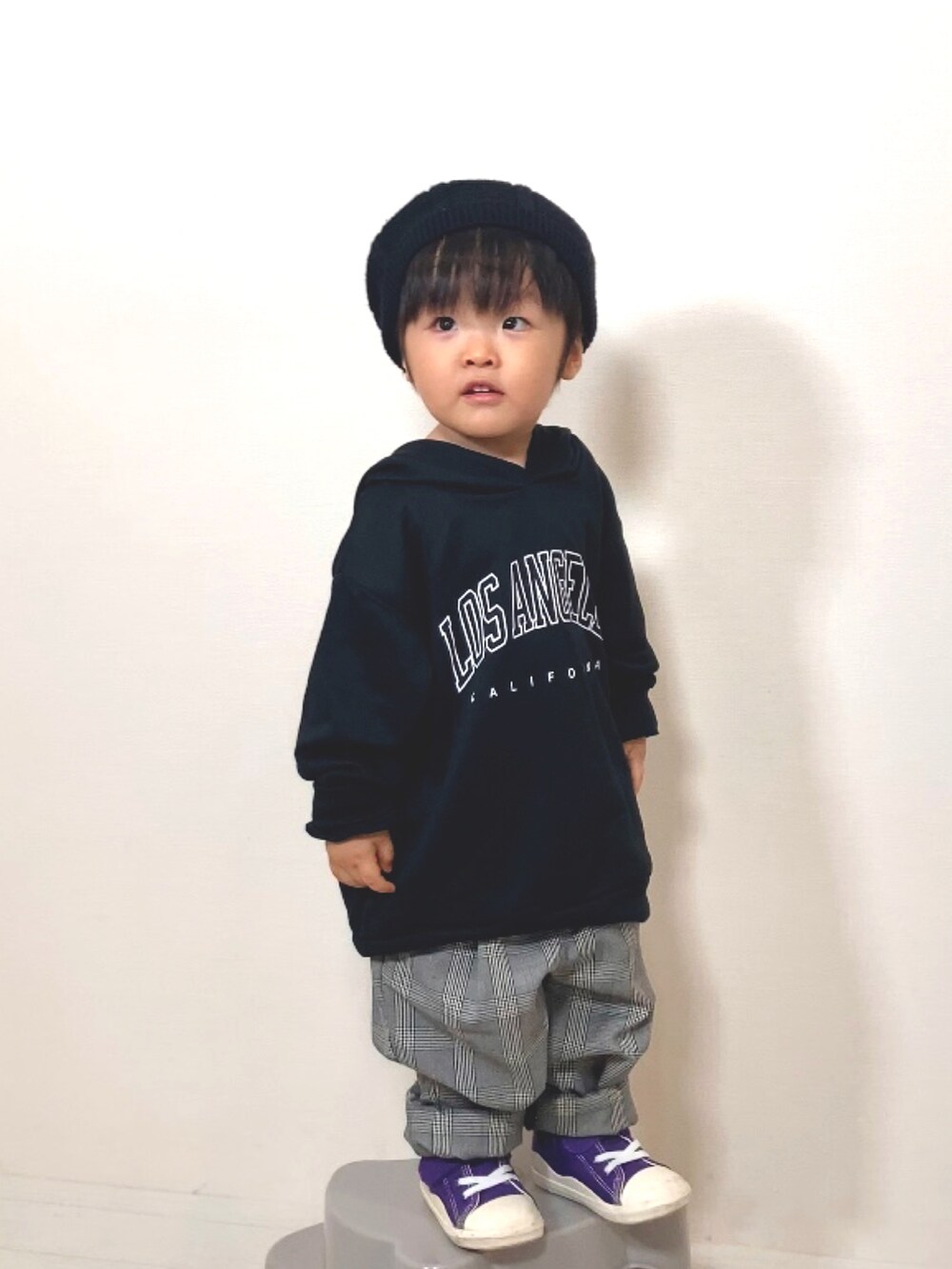 「モノトーン、チェック、UNIQLO、パーカー、スウェット、休日スタイル、プチプラ、秋コーデ、チェックパンツ、スニーカー、コンバース、ビッグシルエット、ロゴスウェット」｜「SHEINのアイテム（スウェット、ベージュ系）」を使った、YU⭐︎さん（キッズ・80cm）の秋コーディネートの2枚目の写真