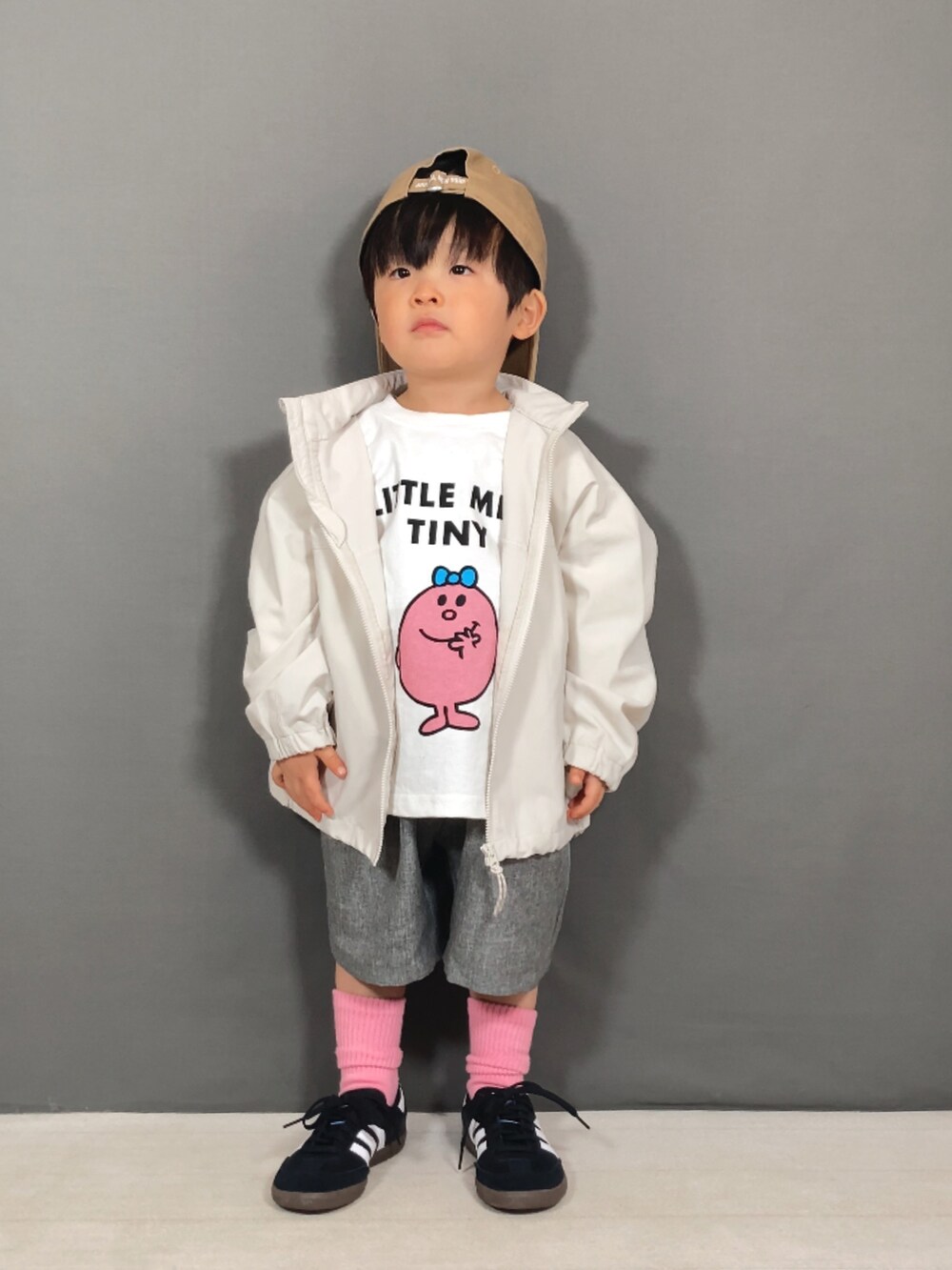 ホワイト系のジャケット/アウター、ピンク系のTシャツ/カットソー、グレー系のパンツを着用したキッズの春コーディネートの5枚目の写真