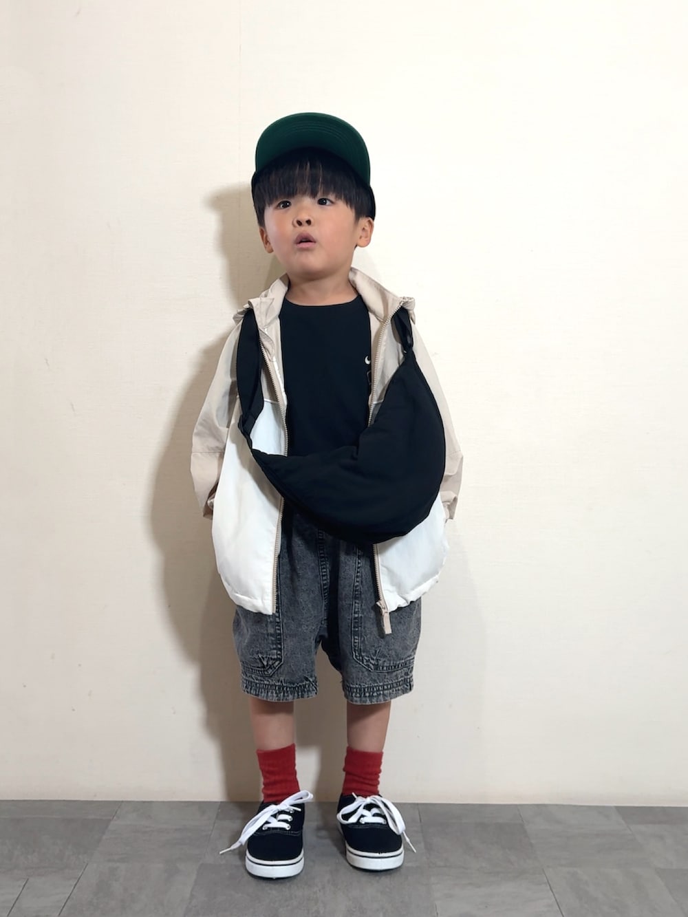 「ショルダーバッグ、デニム、ハーフパンツ、スニーカー、キャップ、レイヤードスタイル、モノトーン、ブラックコーデ、お出かけコーデ、休日スタイル、アウトドアスタイル、カーゴパンツ、シンプルコーデ、スポーツミックス」｜「Life Support ProductsのデニムクライミングBIGポケットショートパンツ（デニムパンツ、ブラック系）」を使った、YU⭐︎さん（キッズ・100cm）の夏コーディネートの2枚目の写真