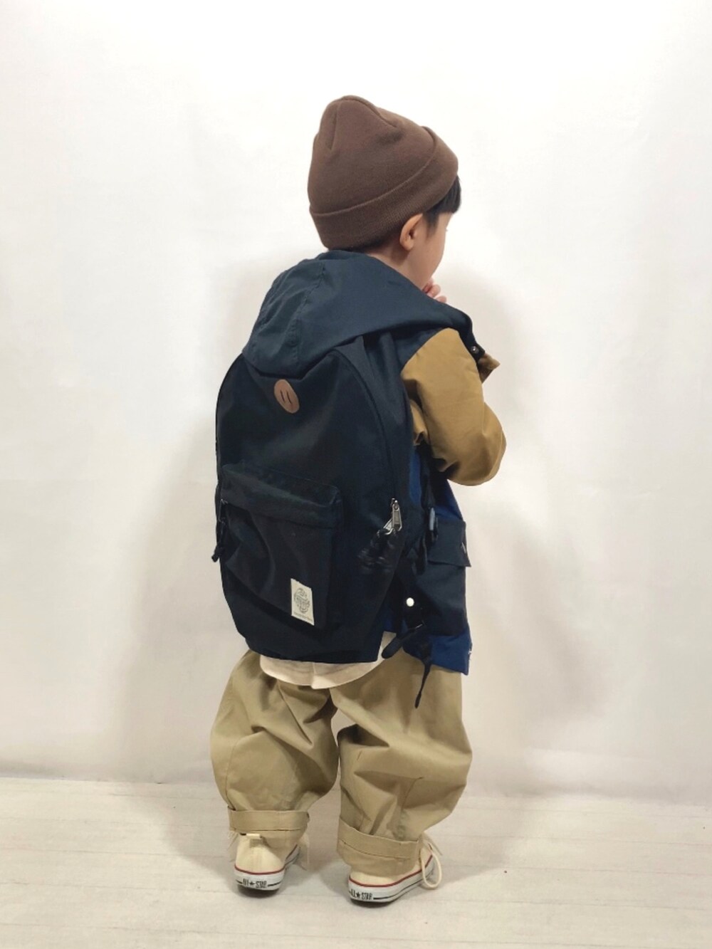 その他のダウンジャケット/コート、グレー系のTシャツ/カットソー、ベージュ系のその他パンツを着用したキッズの秋コーディネートの5枚目の写真