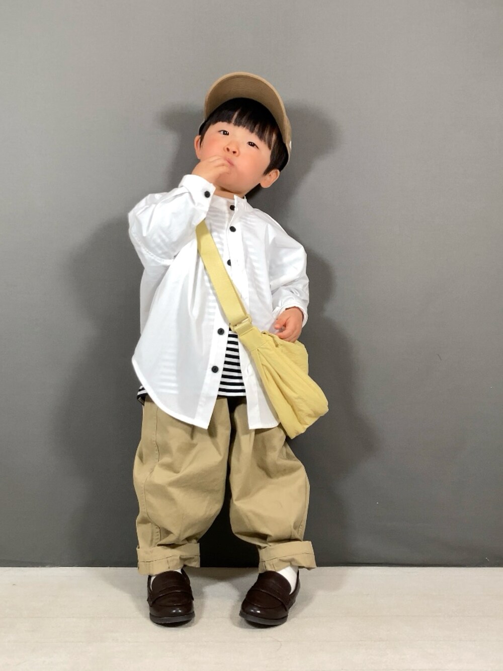 「春のおしゃ見えテクニック、休日スタイル、お出かけコーデ、カジュアルコーデ、シンプルコーデ、パステルカラー、ローファー、レイヤードスタイル、ショルダーバッグ、ボーダー、プチプラ、春色、春コーデ、シャツスタイル、淡色コーデ」｜「riziereのノーアイロンバンドカラーリラックスシャツ（シャツ/ブラウス、ホワイト系）」を使った、YU⭐︎さん（キッズ・90cm）の春コーディネートの4枚目の写真