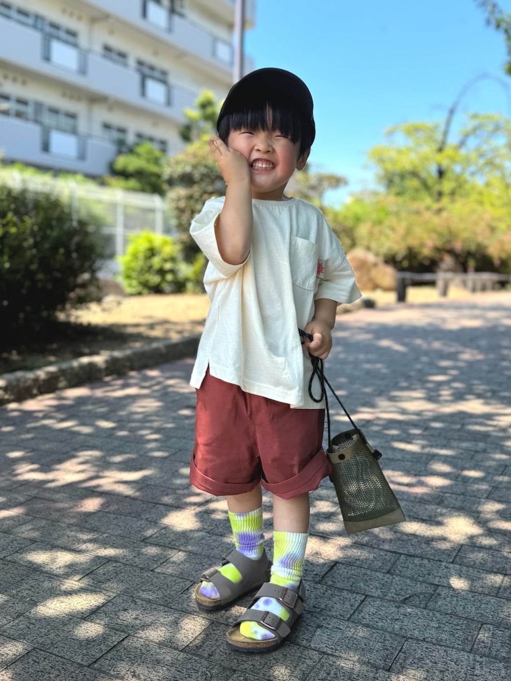 ホワイト系のTシャツ/カットソー、ブラウン系のその他パンツ、ベージュ系のショルダーバッグを着用したキッズの夏コーディネートの2枚目の写真