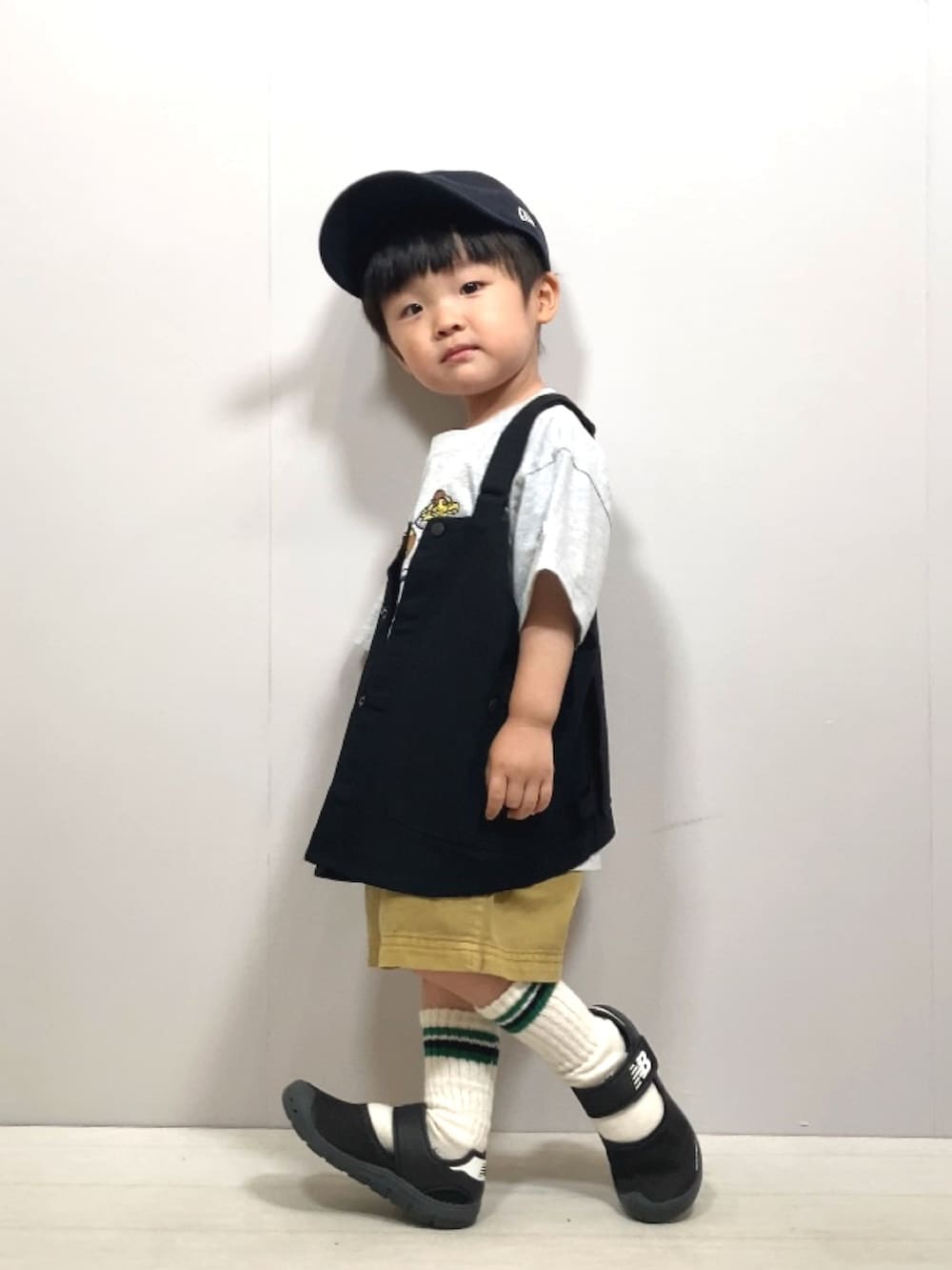 ブラック系のベスト、グレー系のTシャツ/カットソー、イエロー系のその他パンツを着用したキッズの夏コーディネートの2枚目の写真