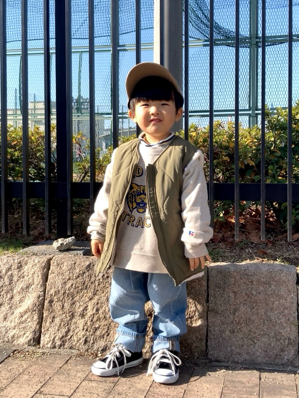 ホワイト系のベスト、ホワイト系のスウェット、ブルー系のTシャツ/カットソーを着用したキッズの冬コーディネートの4枚目の写真