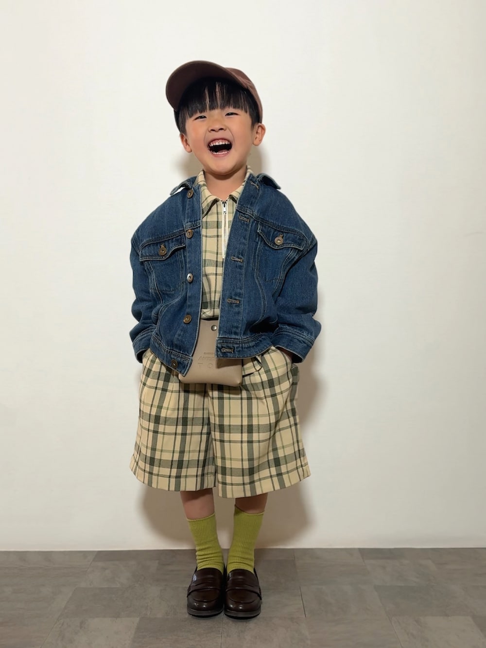 グリーン系のシャツ/ブラウス、グリーン系のその他パンツ、ブラウン系のローファーを着用したキッズの春コーディネートの2枚目の写真