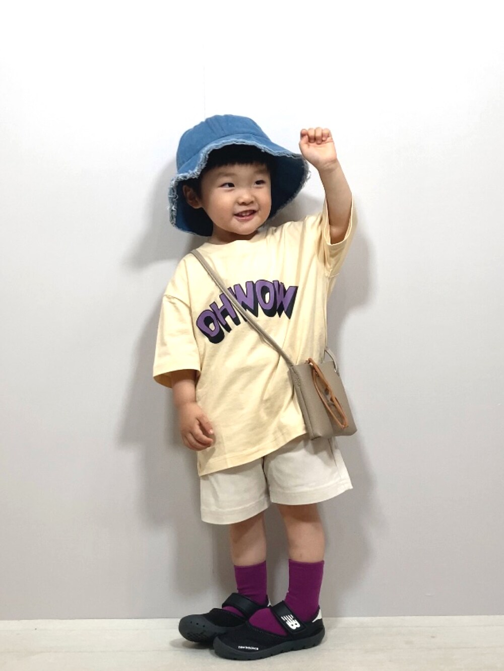 ベージュ系のTシャツ/カットソー、ホワイト系のその他パンツ、ベージュ系のショルダーバッグを着用したキッズの夏コーディネートの2枚目の写真