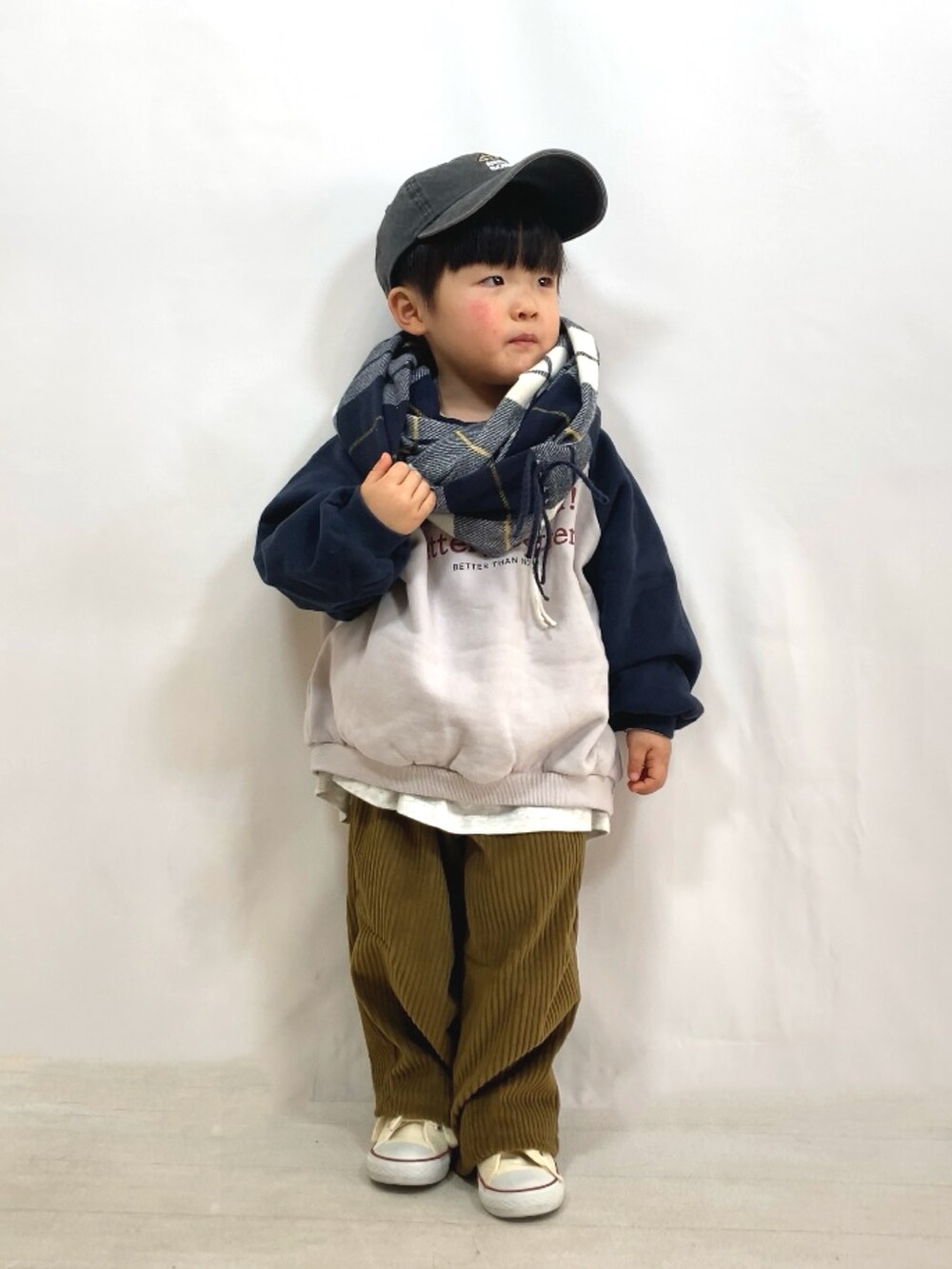 グレー系のスウェット、グレー系のTシャツ/カットソー、グリーン系のその他パンツを着用したキッズの冬コーディネートの4枚目の写真