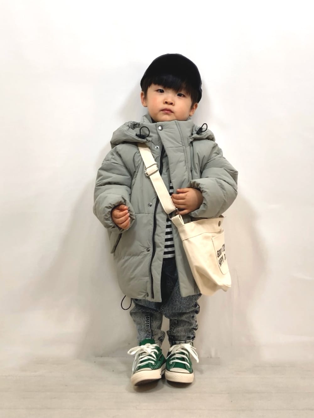 グリーン系のブルゾン、ブラック系のTシャツ/カットソー、その他のデニムパンツを着用したキッズの冬コーディネートの4枚目の写真