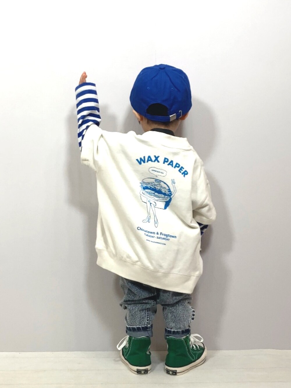 ホワイト系のTシャツ/カットソー、ブルー系のTシャツ/カットソー、その他のデニムパンツを着用したキッズの春コーディネートの3枚目の写真