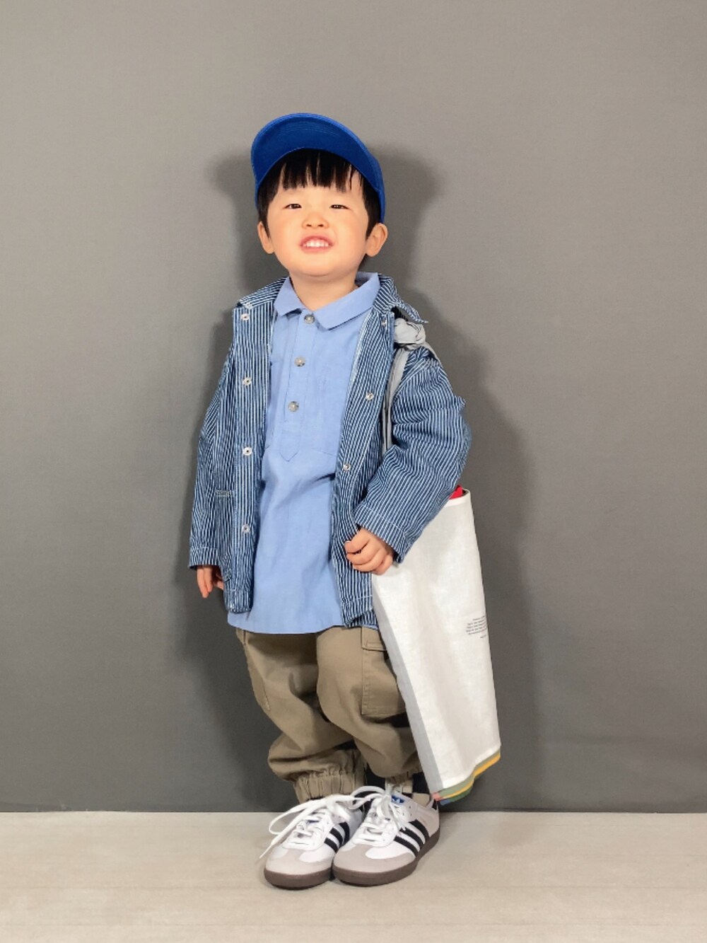 ブルー系のジャケット/アウター、ブルー系のシャツ/ブラウス、ベージュ系のパンツを着用したキッズの春コーディネートの3枚目の写真