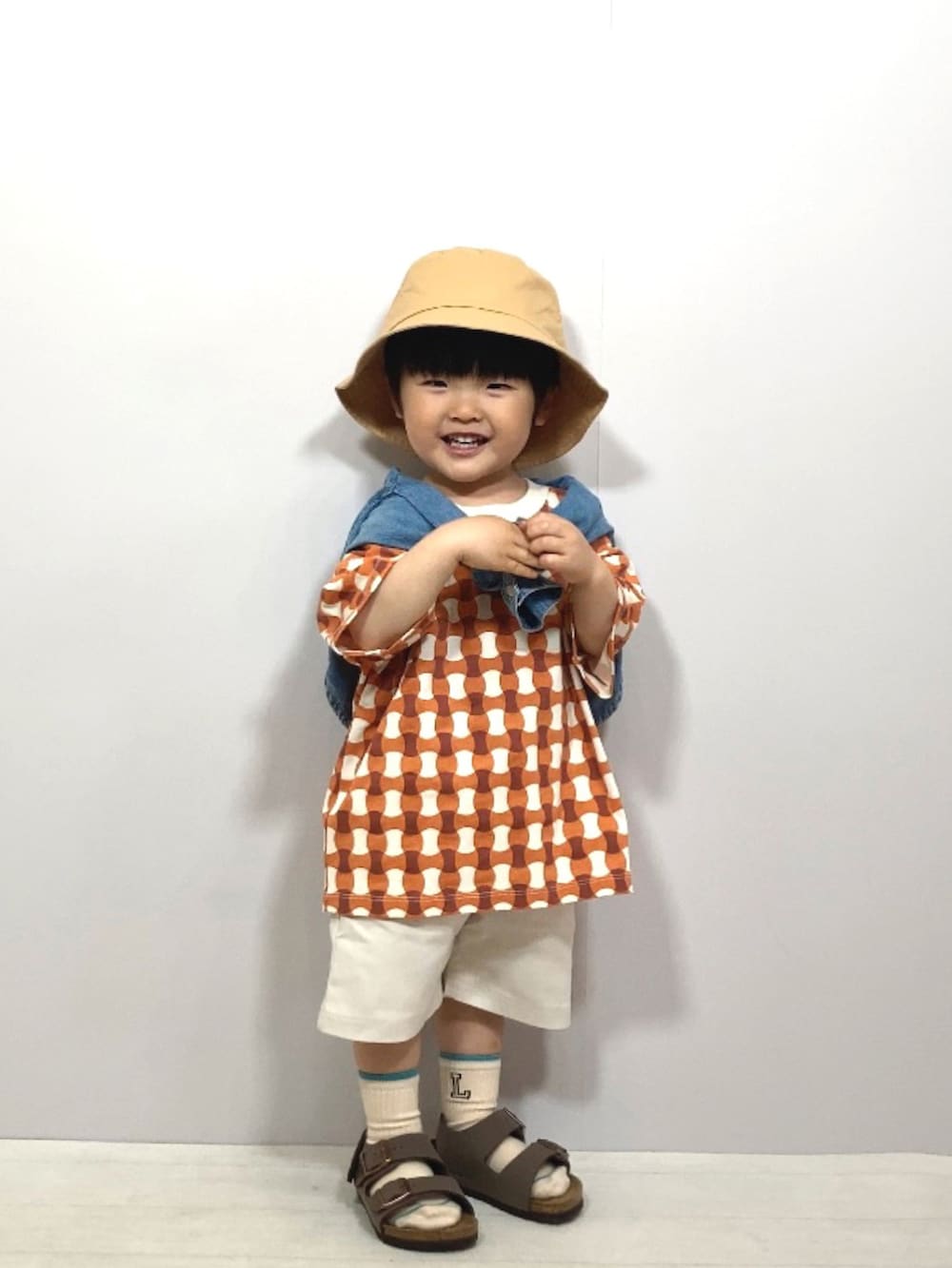 その他のTシャツ/カットソー、ホワイト系のその他パンツ、ブラウン系のサンダルを着用したキッズの春コーディネートの4枚目の写真