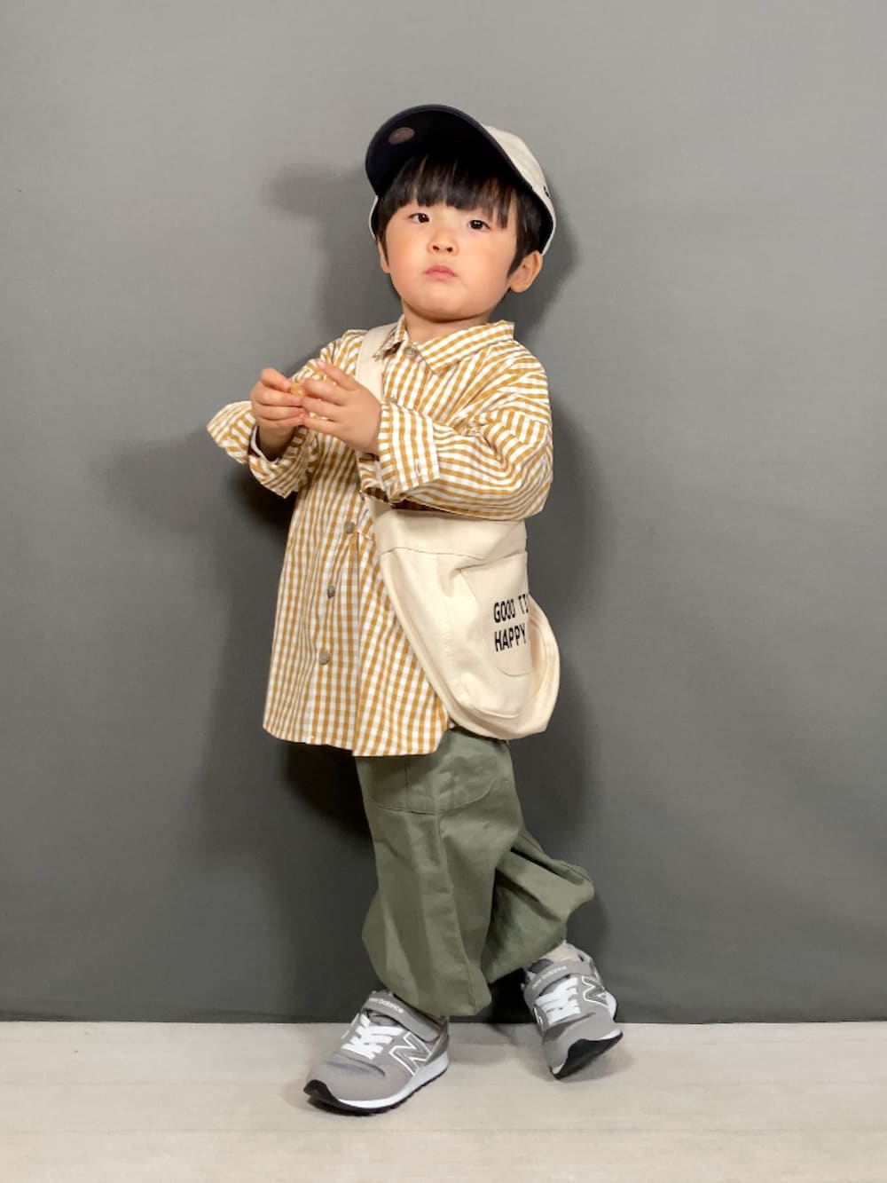イエロー系のシャツ/ブラウス、グリーン系のカーゴパンツ、ホワイト系のショルダーバッグを着用したキッズの春コーディネートの5枚目の写真