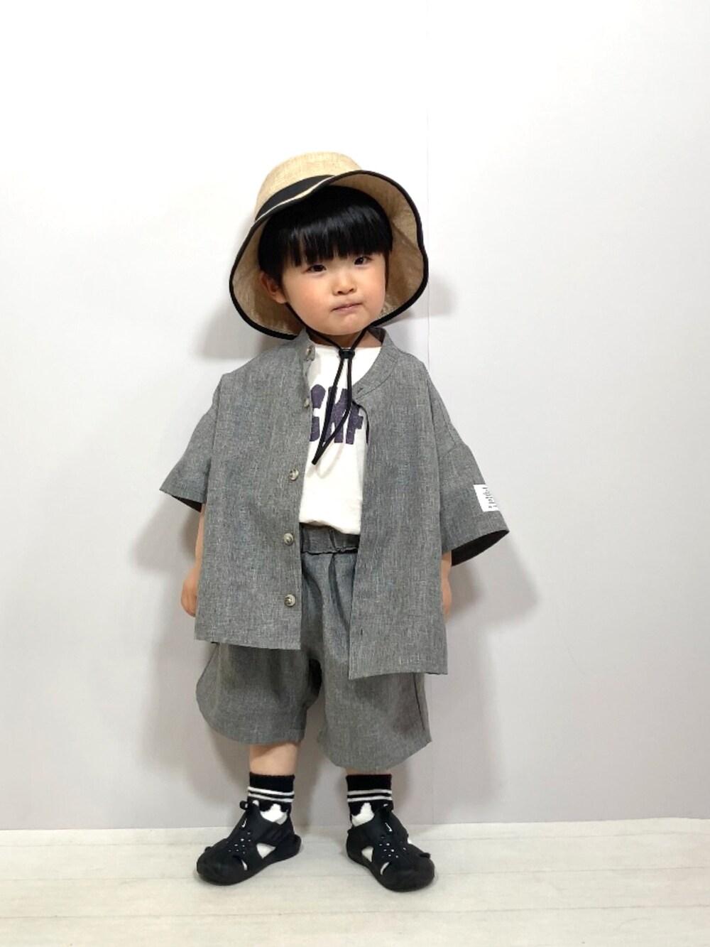 グレー系のシャツ/ブラウス、グレー系のパンツ、ホワイト系のTシャツ/カットソーを着用したキッズの春コーディネートの2枚目の写真