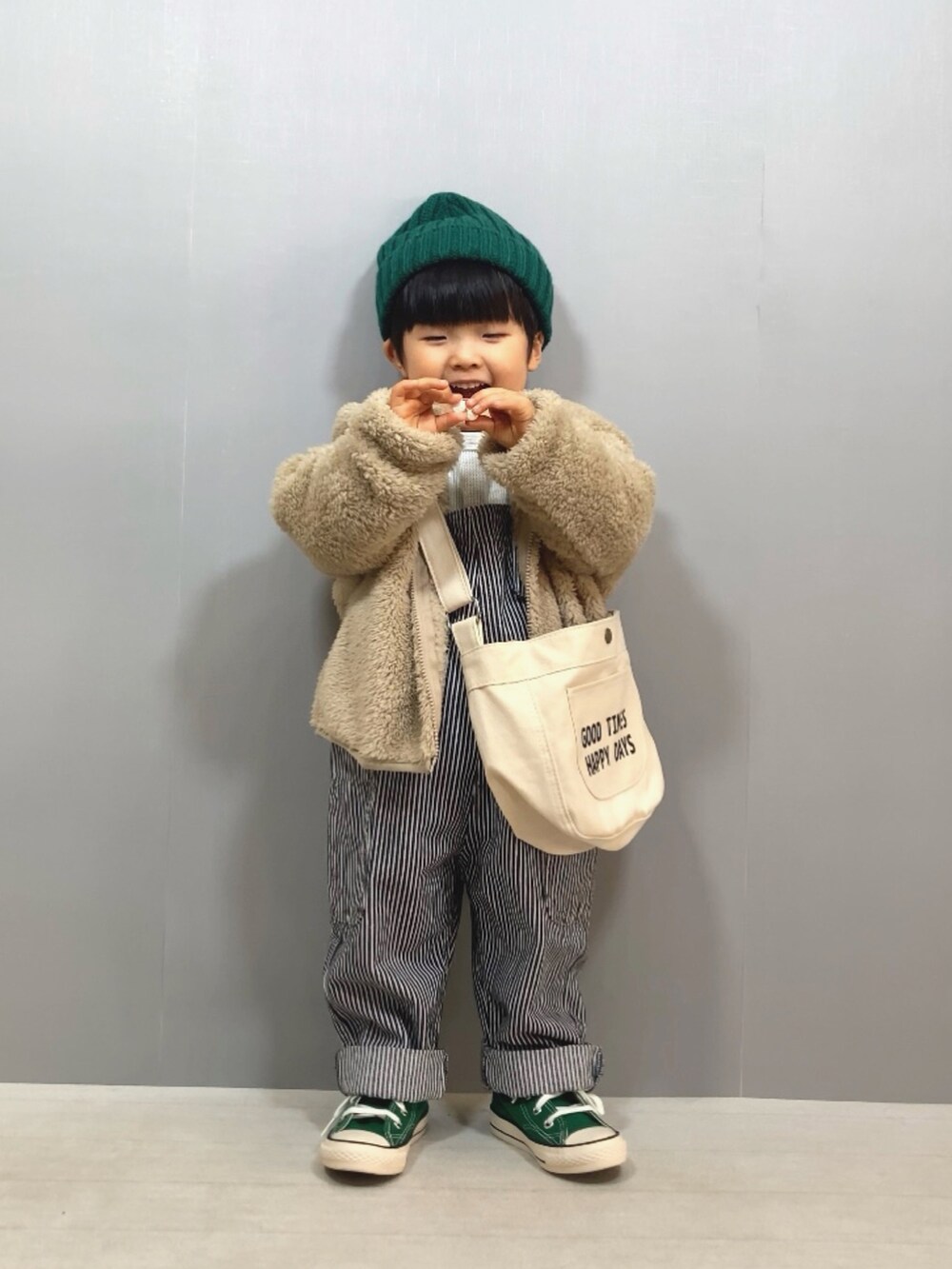 「サロペット、パーカー、フリース、ショルダーバッグ、ニット帽、スニーカー、レイヤードスタイル、デニム、デートコーデ、プチプラ、休日スタイル、お出かけコーデ、カジュアルコーデ、冬コーデ、淡色コーデ」|「pairmanonの【かぞくおそろい】ボアフリース フード 耳付き くま耳 羊耳 ファスナー パーカー(パーカー、ベージュ系)」を使った、YU⭐︎さん(キッズ・90cm)の冬コーディネートの4枚目の写真