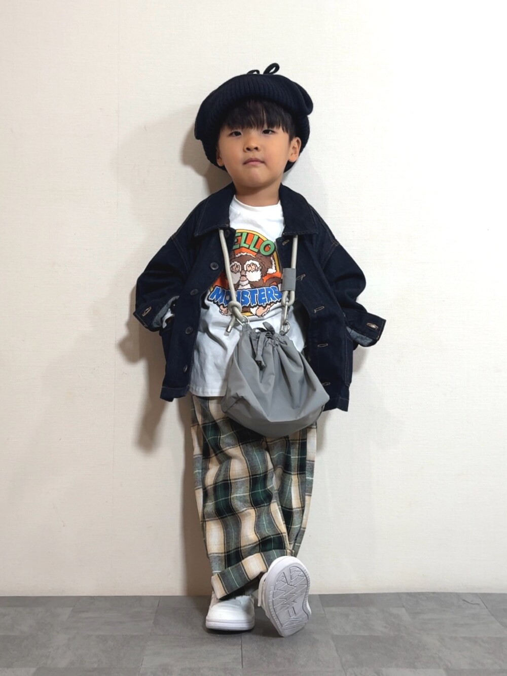 グレー系のショルダーバッグ、ホワイト系のTシャツ/カットソー、グリーン系のその他パンツを着用したキッズの秋コーディネートの3枚目の写真