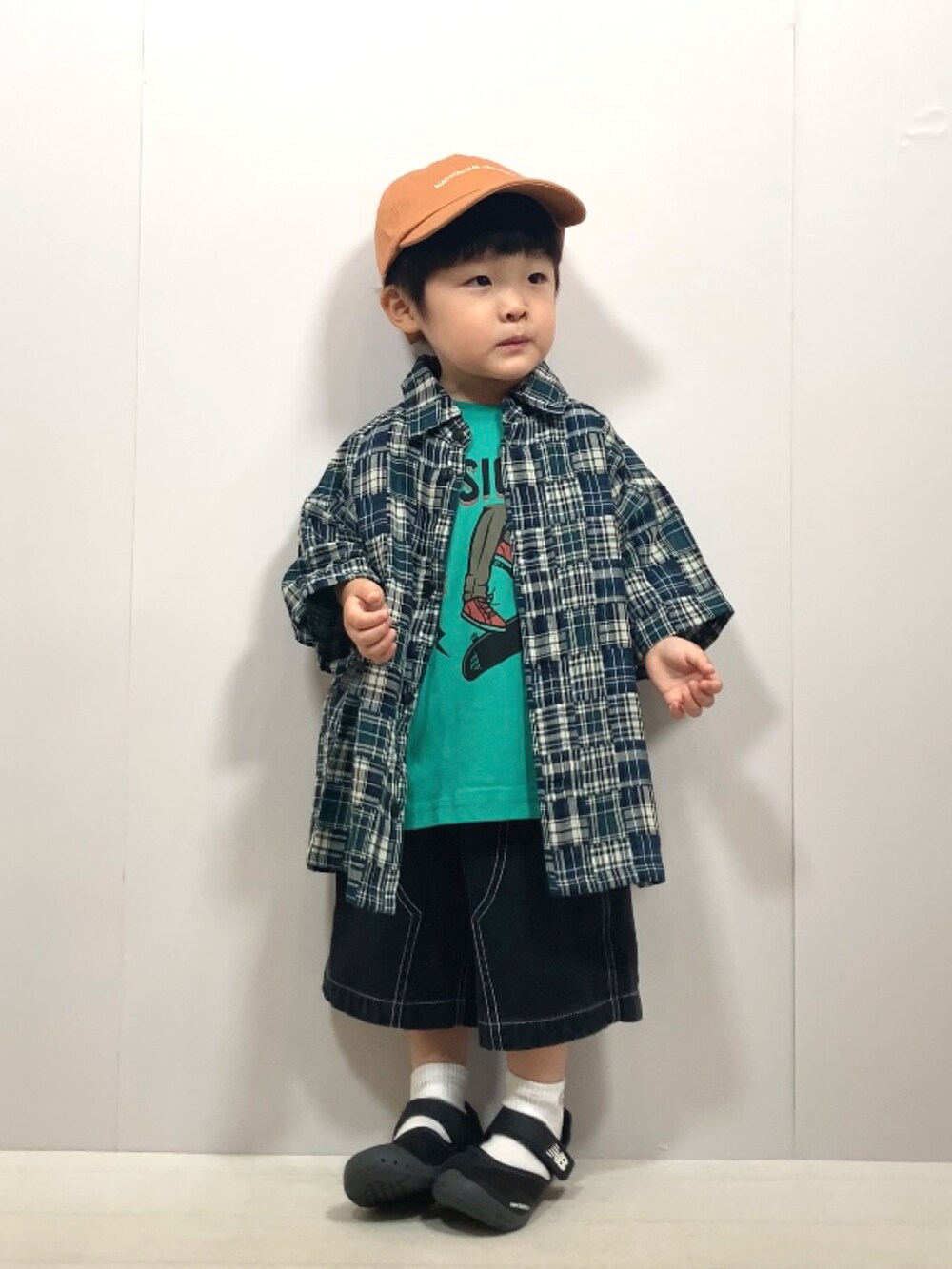 「ストリート、ロゴT、ハーフパンツ、ショートパンツ、キャップ、柄シャツ、お出かけコーデ、カジュアル、フェススタイル、プチプラ、夏セールで買いました、夏コーデ、サンダル、シャツスタイル、レイヤードスタイル」｜「Birthdayのアイテム（シャツ/ブラウス、ブルー系）」を使った、YU⭐︎さん（キッズ・90cm）の夏コーディネートの4枚目の写真